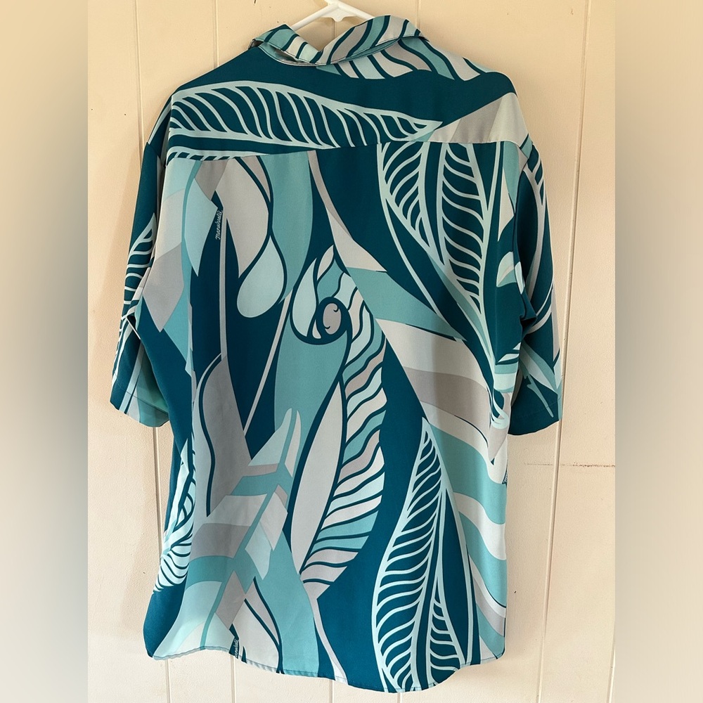 Manuhealiʻi Buttondown Aloha Shirt - Picture 2 of 3